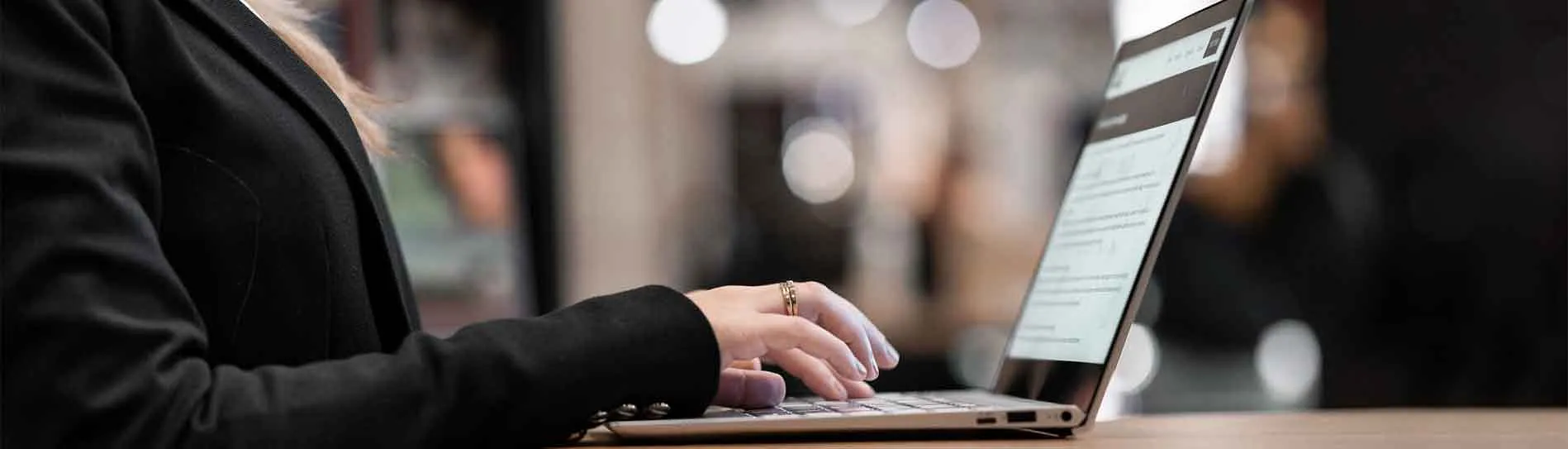 Zakelijke professional aan het werk op een laptop