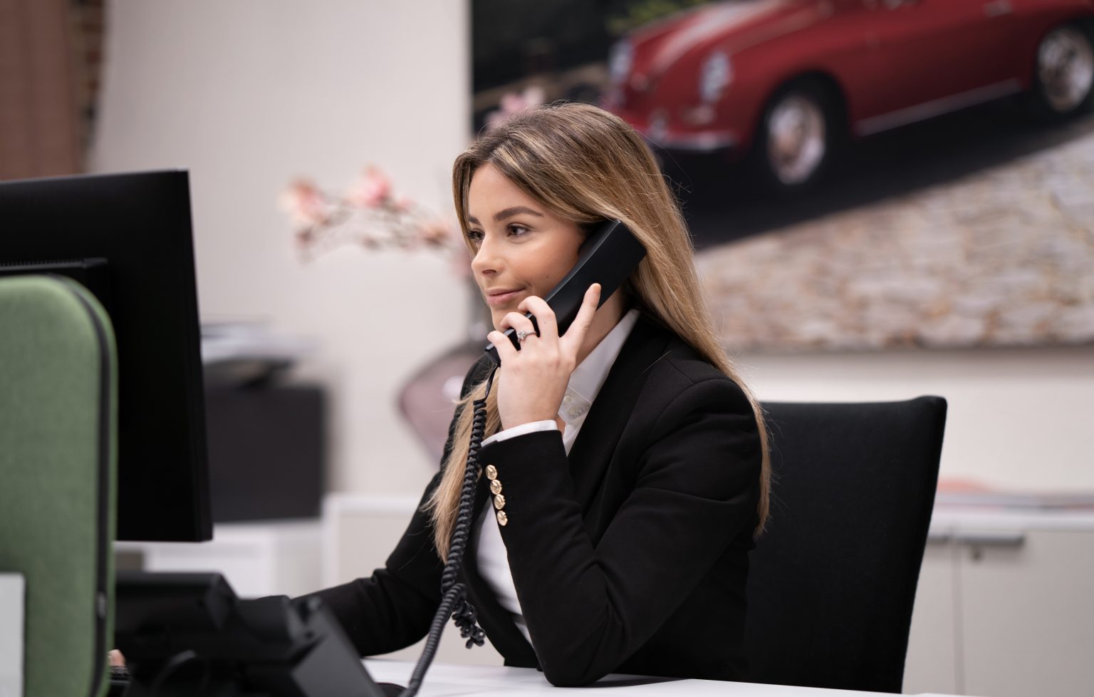 Medewerker van R&R Automatisering aan de telefoon