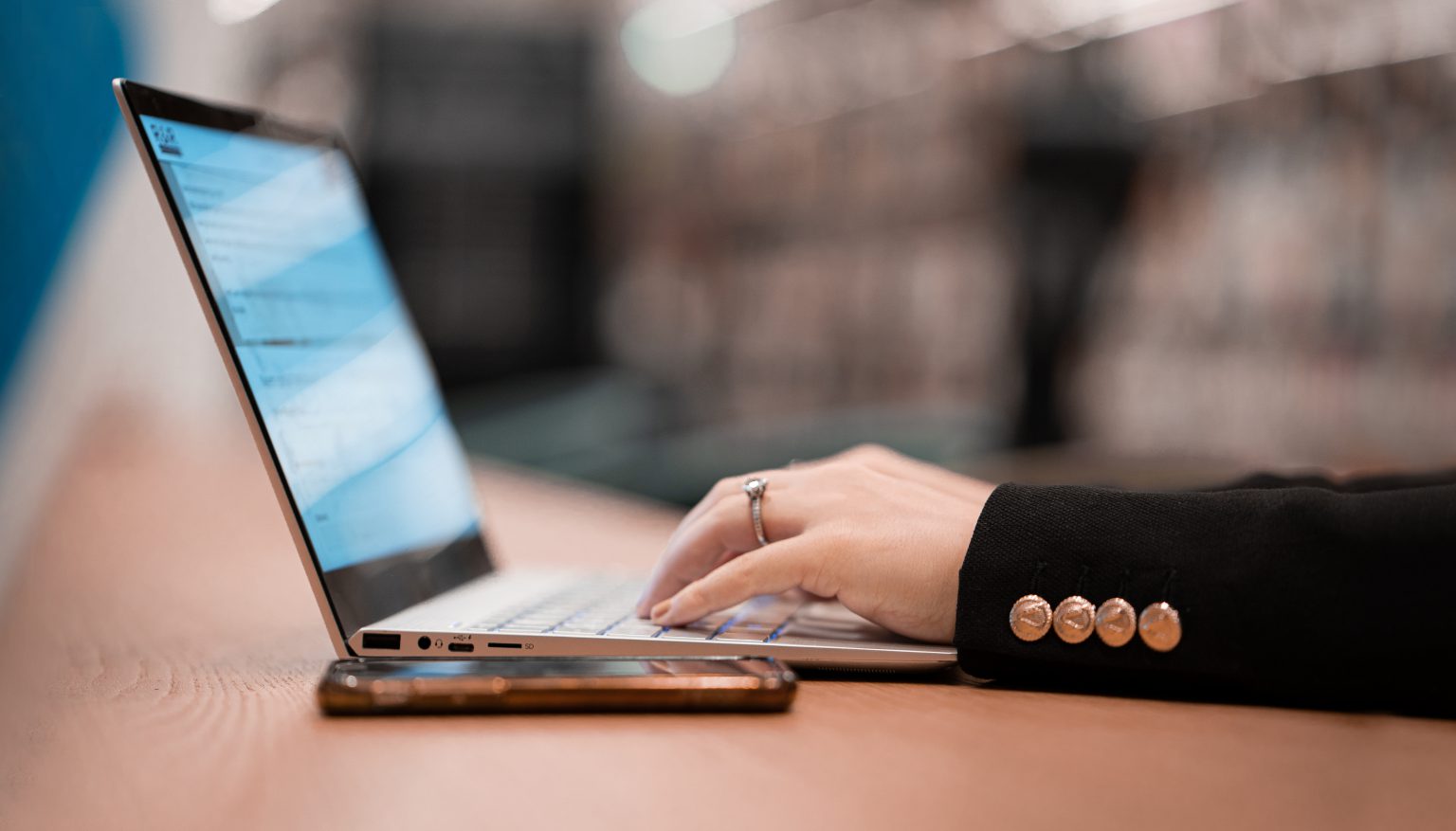 Medewerker werkt professioneel aan een laptop